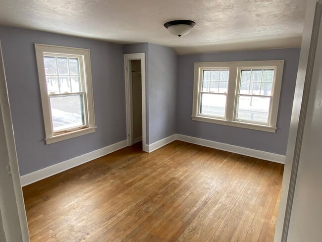 Upstairs Bd. 1 (SW) - 1014 Broadway St N