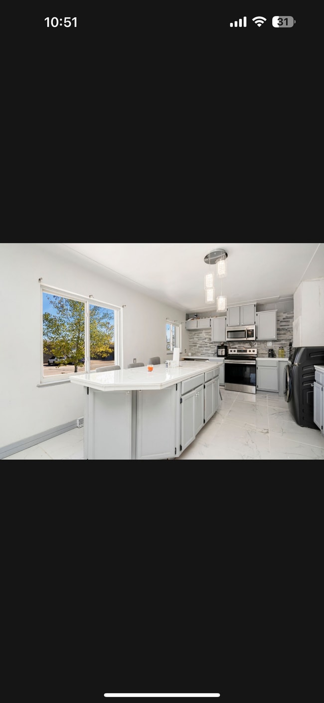 Building Photo - 3037 Lakeside Dr