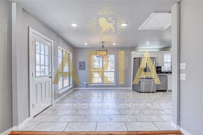 Building Photo - Beautifully Remodeled 3 Bed 2 Bath Availab...