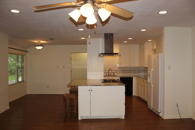 Building Photo - 3 BEDROOM, NORTH BELTON