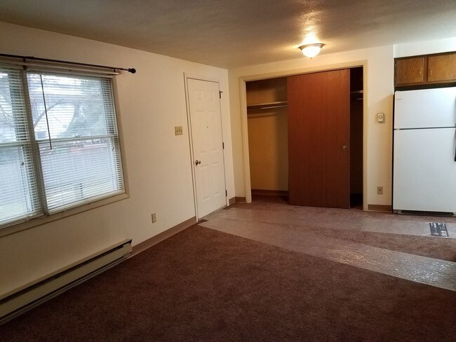 Building Photo - 122 E High St