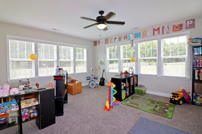 Foto del edificio - "Spacious 4-Bedroom Gem with 3.5 Baths and...