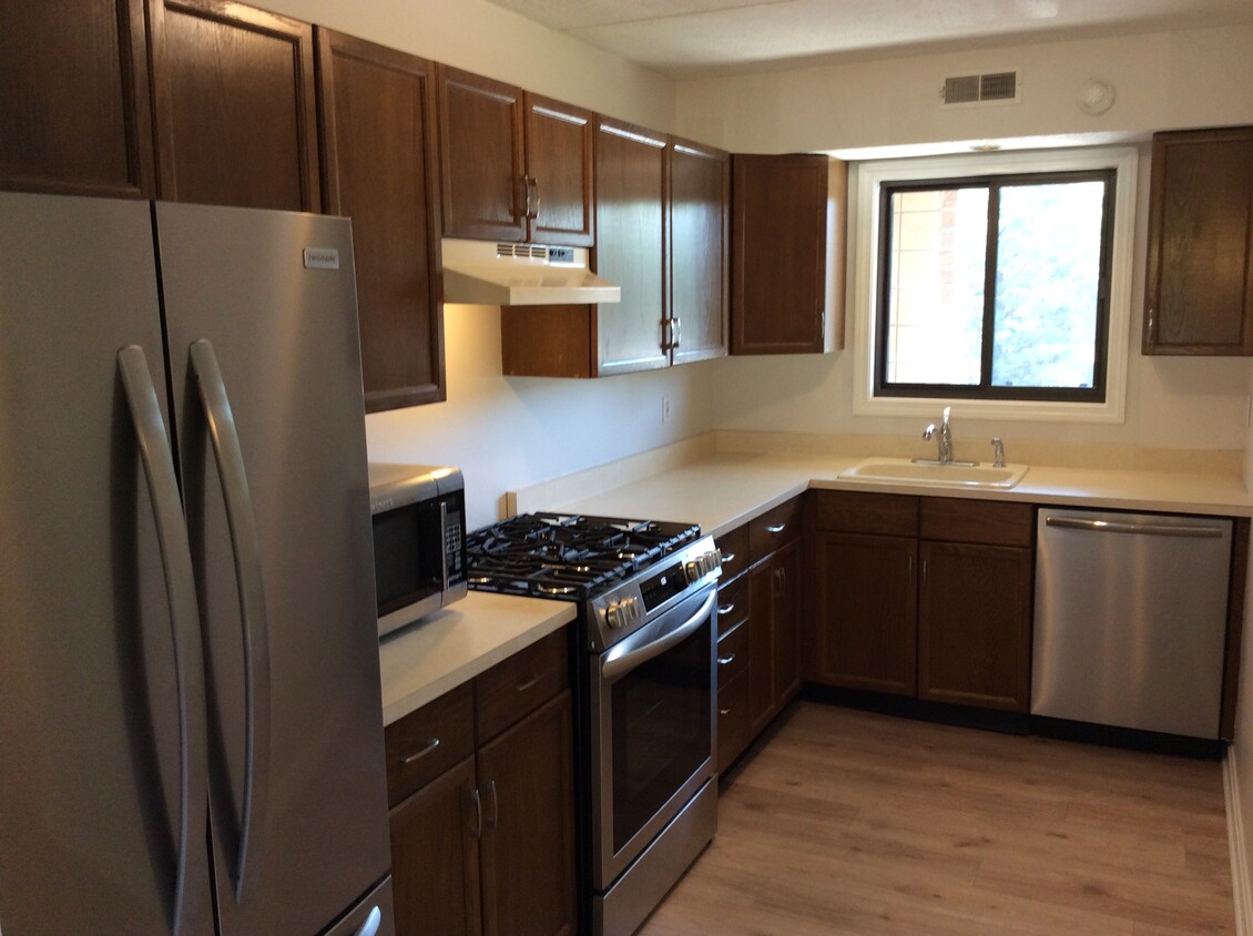 Foto principal - 650 E Greenwich Ave