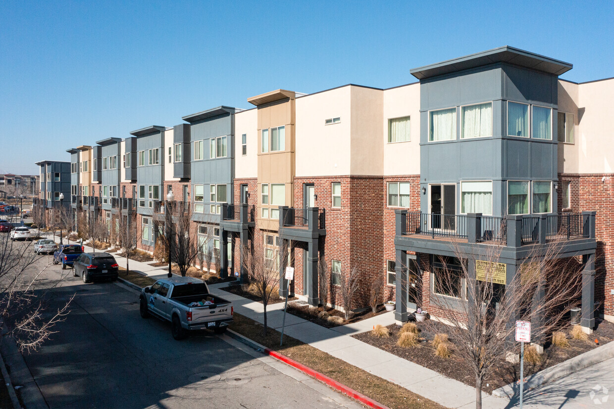 Building Photo - Birkhill Townhomes