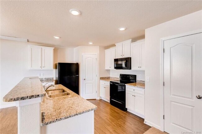 Building Photo - 2223 Latimer Ln