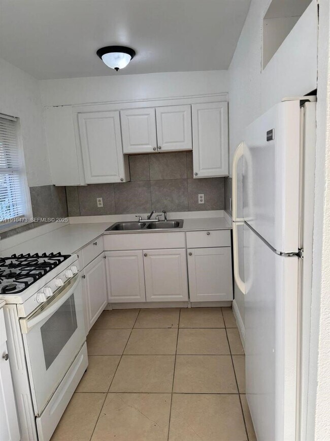 Foto del edificio - 1820 Funston St