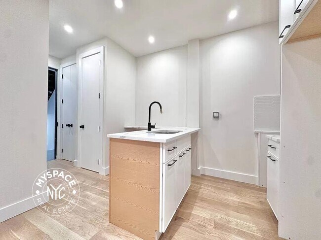 Foto del edificio - 329 E 52nd St