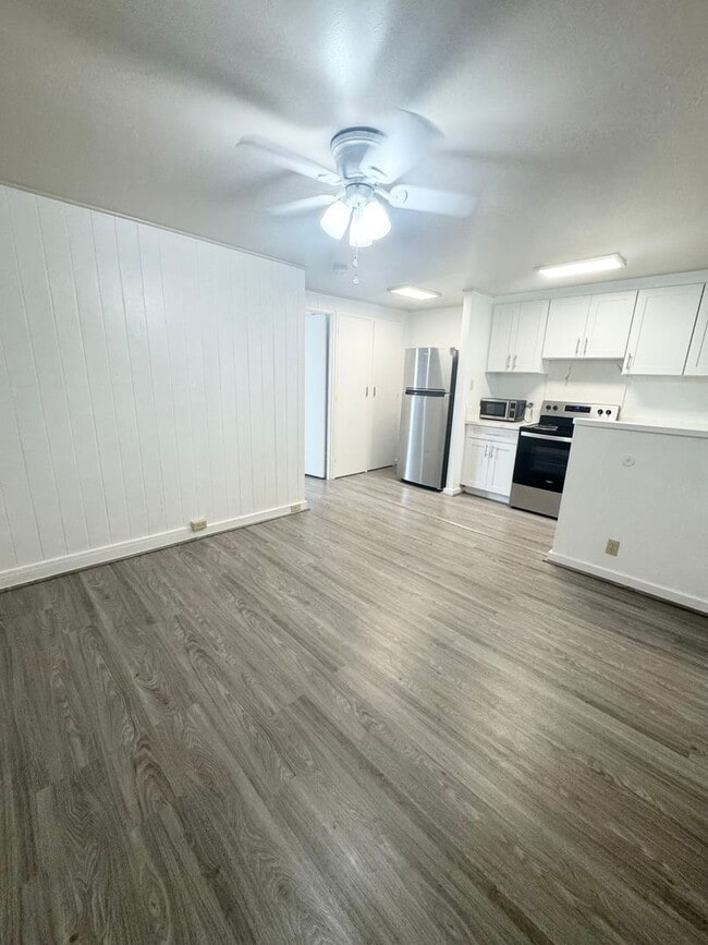 Building Photo - Rarely available one bedroom w/ covered parking near Ward!