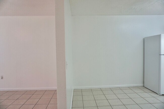 Building Photo - 2563 Elm Ave