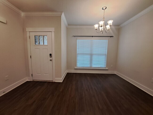 Building Photo - Nearly new 3R/2BA home close to I10 and Na...