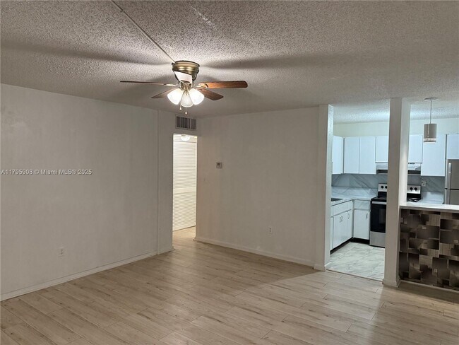 Foto del edificio - 7711 SW 56th St