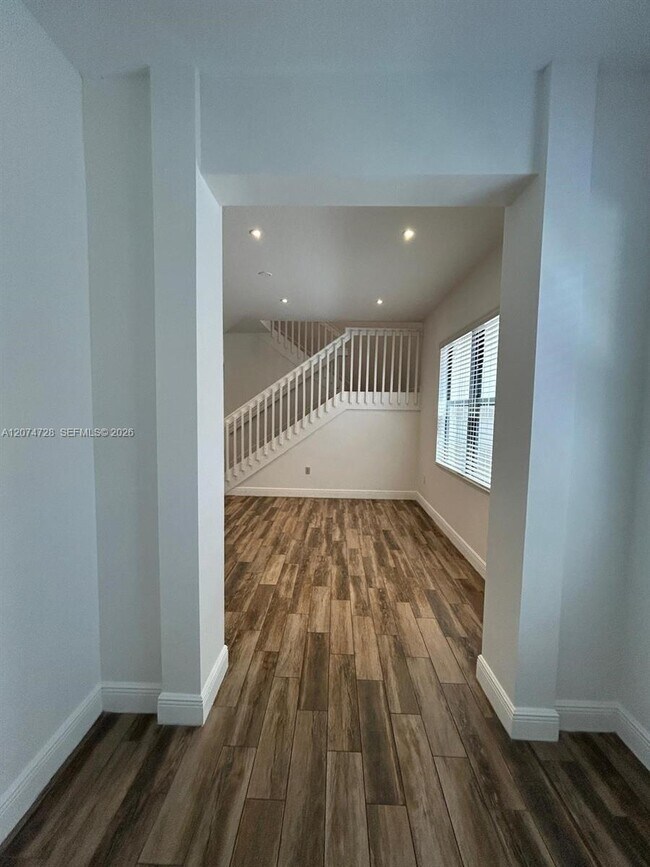 Foto del edificio - 731 NE 193rd St