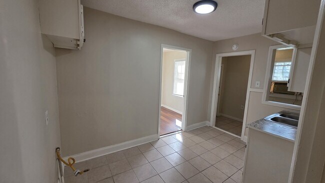Building Photo - 3061 Seminole Rd