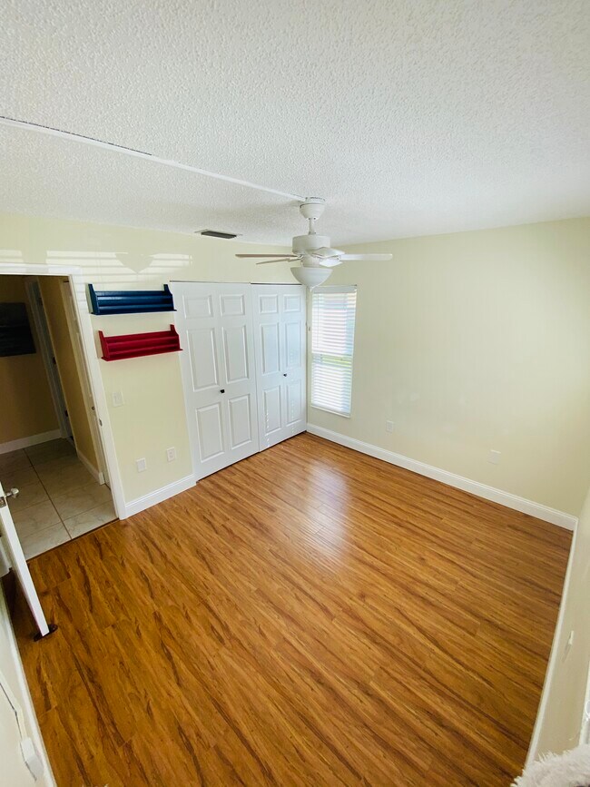 Habitación principal con armario grande - 3163 Charter Club Dr