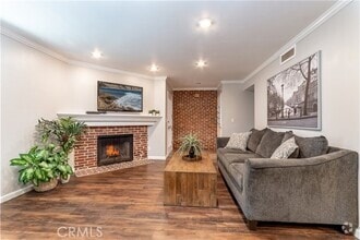Building Photo - 6716 Clybourn Ave