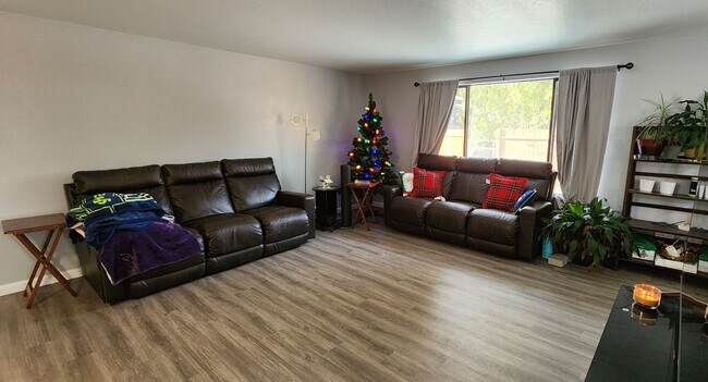 Building Photo - CUTE 3 Bedroom Rambler with Fenced Yard - ...