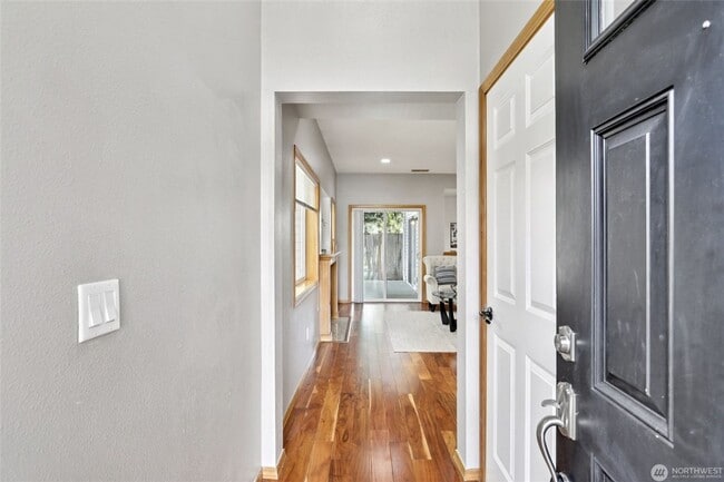 Building Photo - Contemporary Town home in Renton
