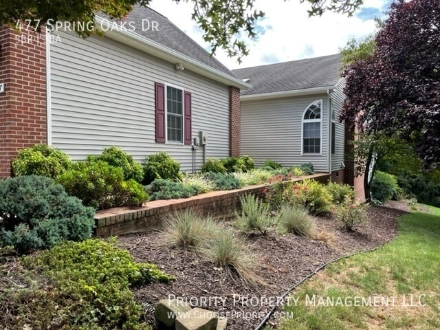 Building Photo - 3 Bedroom, 3 bath Duplex! Move in ready!