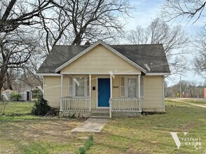 Building Photo - 3046 W Walnut St