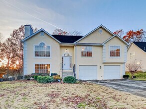 Building Photo - 982 Forest Glen