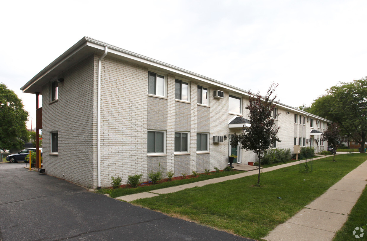 Primary Photo - Meade Court Apartments