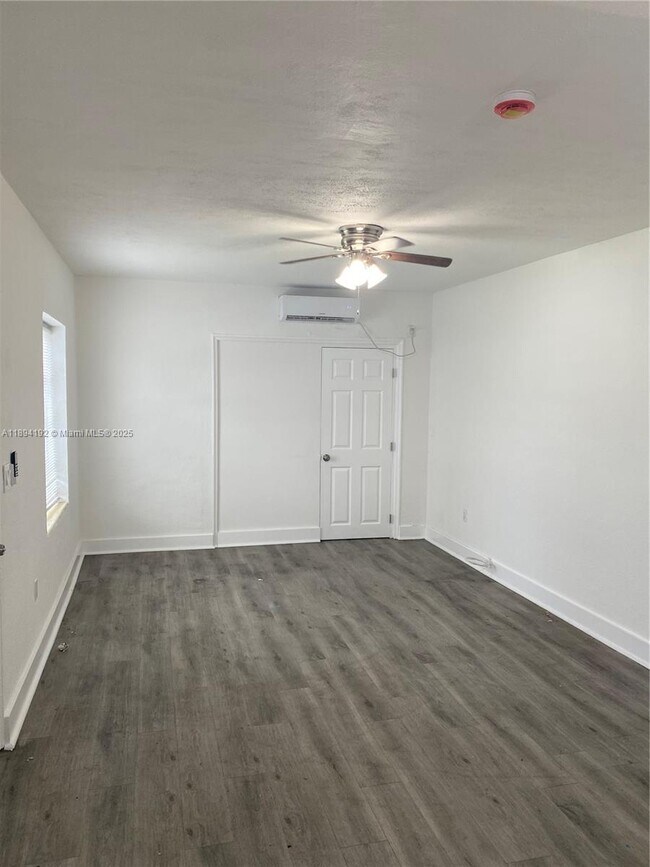 Foto del edificio - 490 NE 123rd St