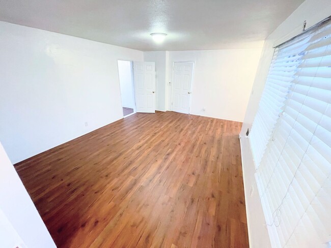 Building Photo - 3bd/1ba home in Rosewood. Huge backyard and 2 car garage!!