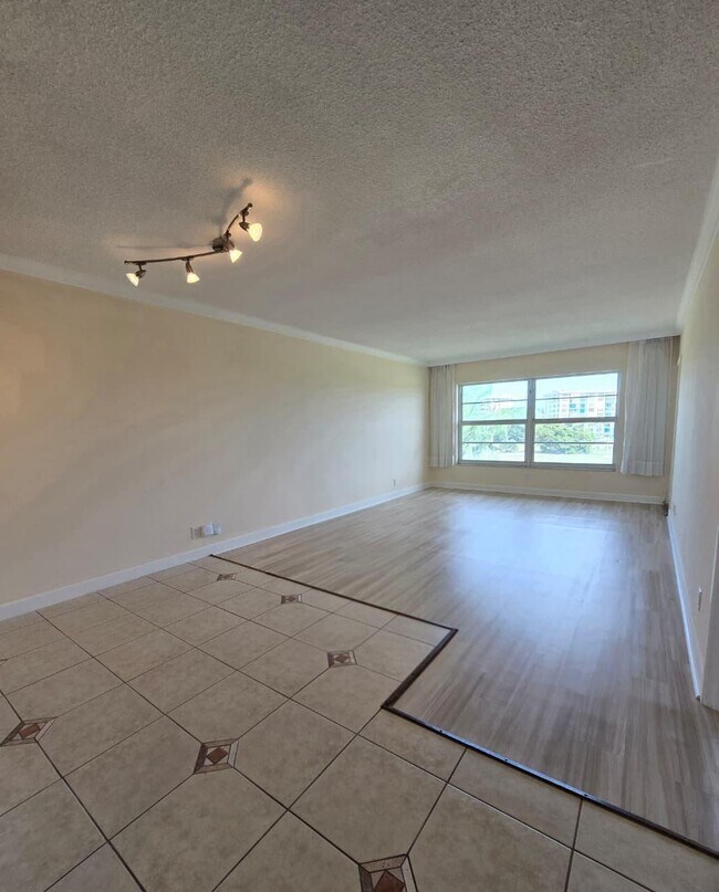 Foto del edificio - 2900 N Palm Aire Dr