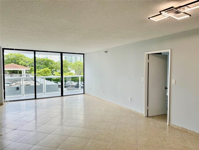 Building Photo - 20505 E Country Club Dr