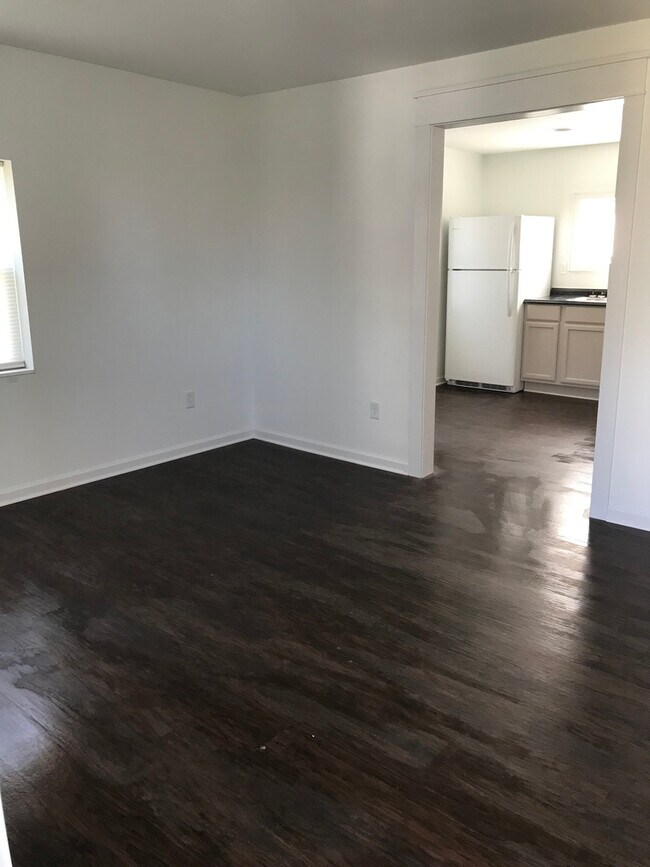 Building Photo - Adorable cottage in the heart of Rustburg!! 1 bed 1 bath!