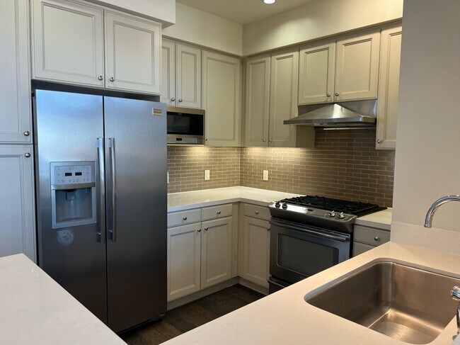 Kitchen and bar countertop - 1625 Granville Ave