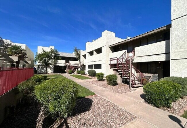 Building Photo - "Charming 2-Bed, 2-Bath Gem in Prime Phoenix Location with 900 Sq Ft of Comfort!"
