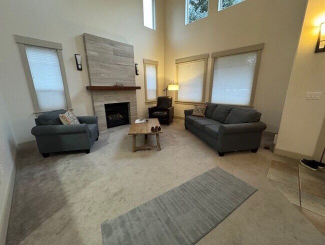 Building Photo - Partially furnished sort term  West Side Location