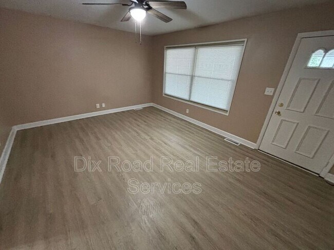 Foto del edificio - 301 Cranewood Dr