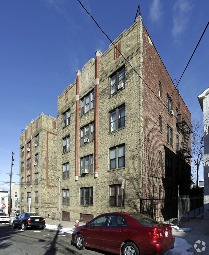 Building Photo - 272 Hutton St