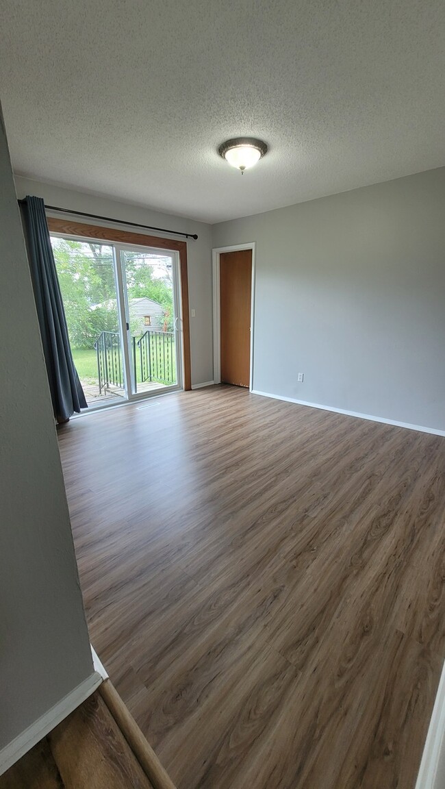 Building Photo - Recently remodeled 3 bedroom 1.75 bathroom...