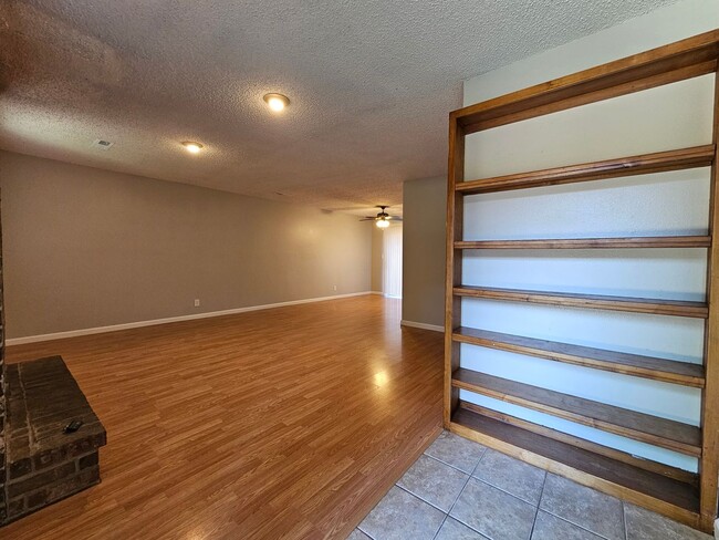 Building Photo - 4502 Garden Center Dr