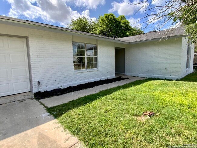 Foto del edificio - 8110 Pleasant Forest Dr