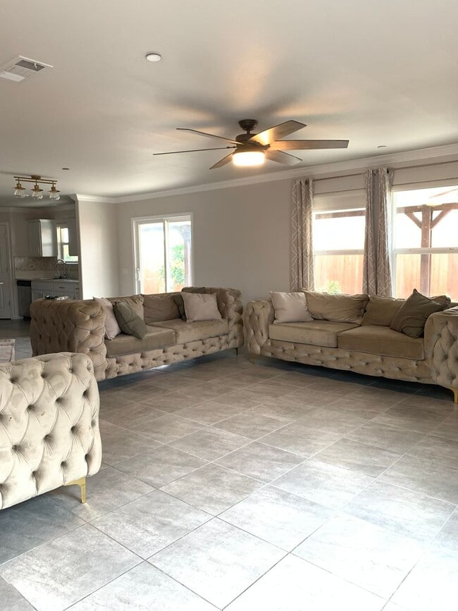 Building Photo - Southwest Bakersfield