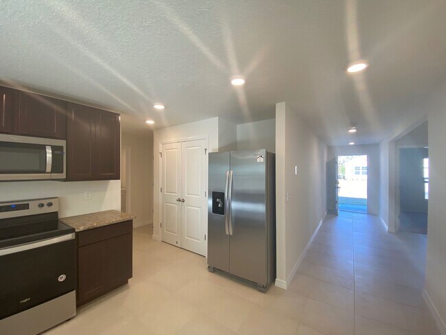 Foto del edificio - Desirable Lake Diamond Subdivision 3/2/2 **Won't Last**