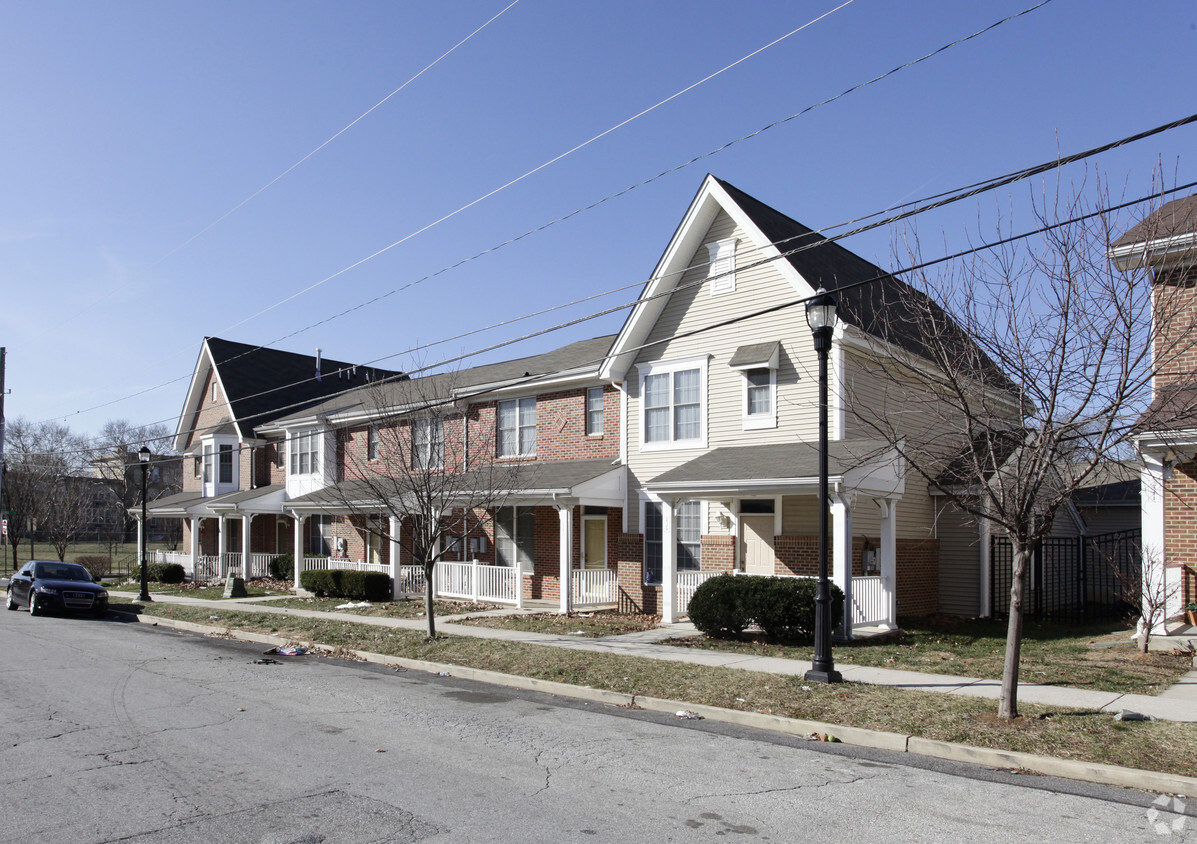 Foto del edificio - Village of Eastlake Apartments