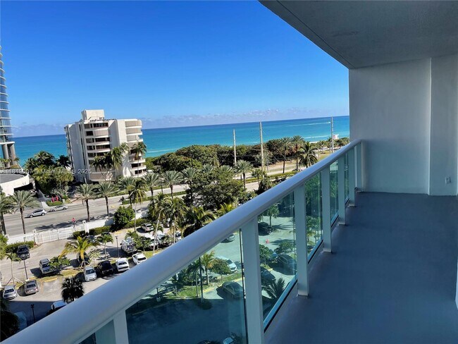 Foto del edificio - 100 Bayview Dr