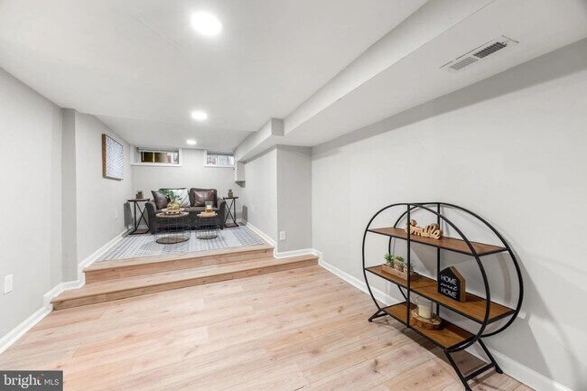 Foto del edificio - 4633 Kernwood Ave