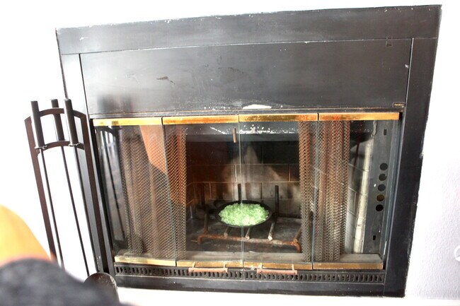 Chimenea en funcionamiento - 707 W 4th St