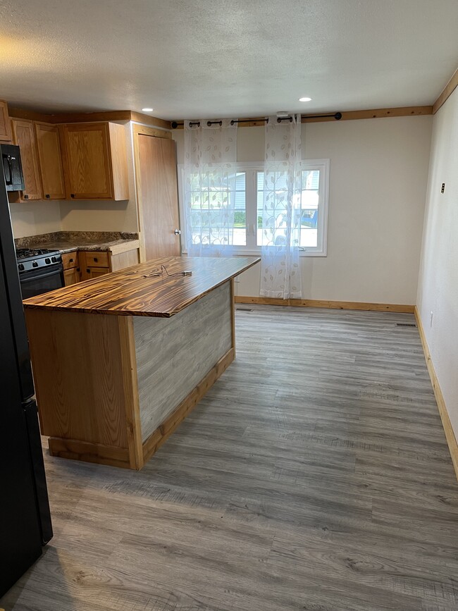 Kitchen (view from living room) - 4 Meadow Lark Ln