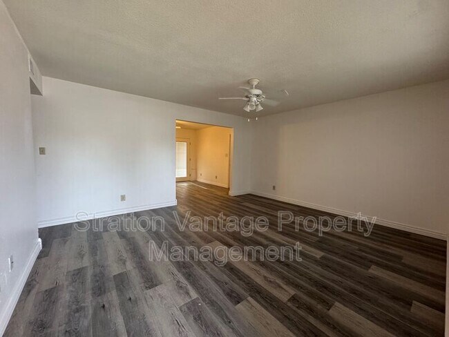 Building Photo - 1236 W Oxford Dr