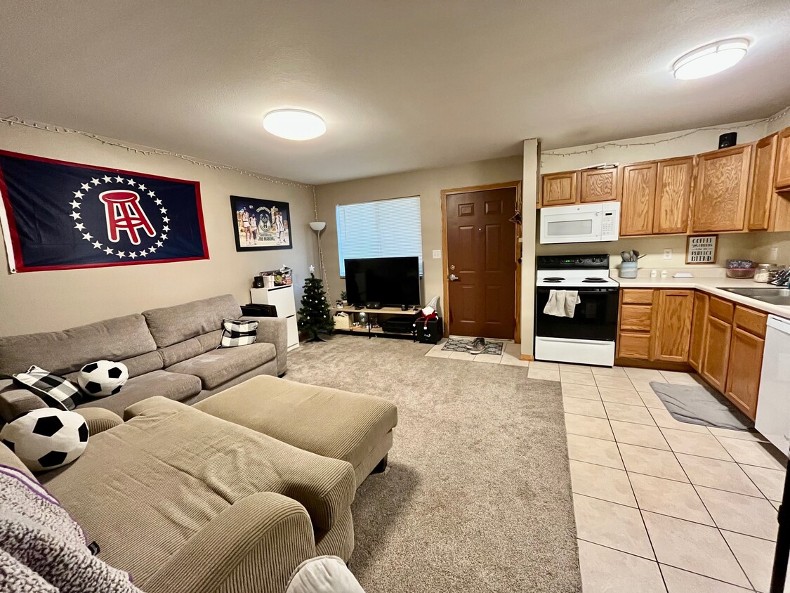 2322 College St Unit 4, Cedar Falls, IA 50613 Apartments in Cedar