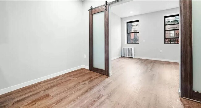 Foto del edificio - 437 W 46th St
