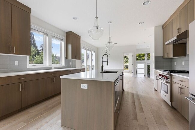 Building Photo - 2220 SE Lambert St