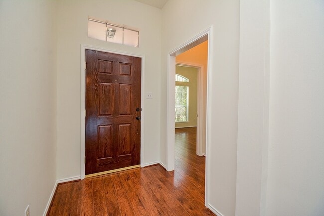 Foto del edificio - 3815 Summerfield Dr